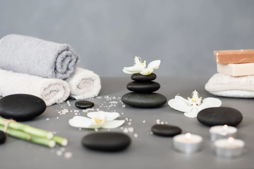 Handdukar och stenar i spa-miljö